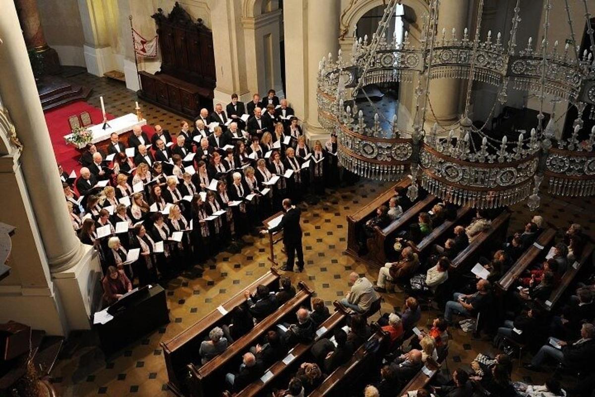 o vedere de sus a unei orchestre mari într-o sală mare