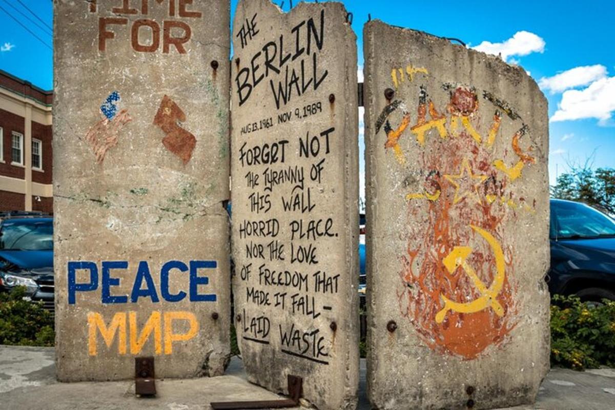 pár betonových bariér s graffiti
