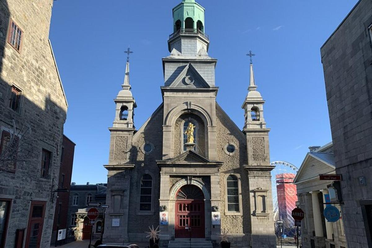 una grande chiesa con un campanile su una strada