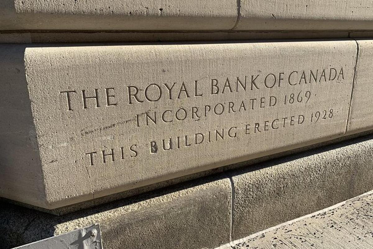 un cartello per la Royal Bank of Canada su un edificio