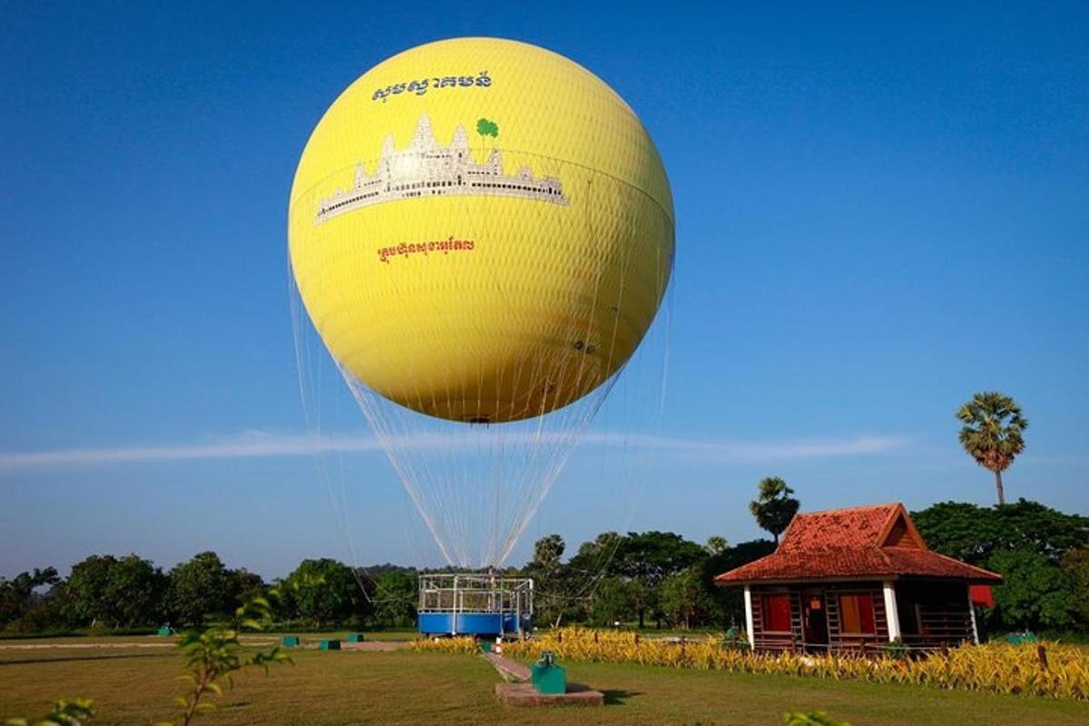 Velký žlutý balón letí nad polem