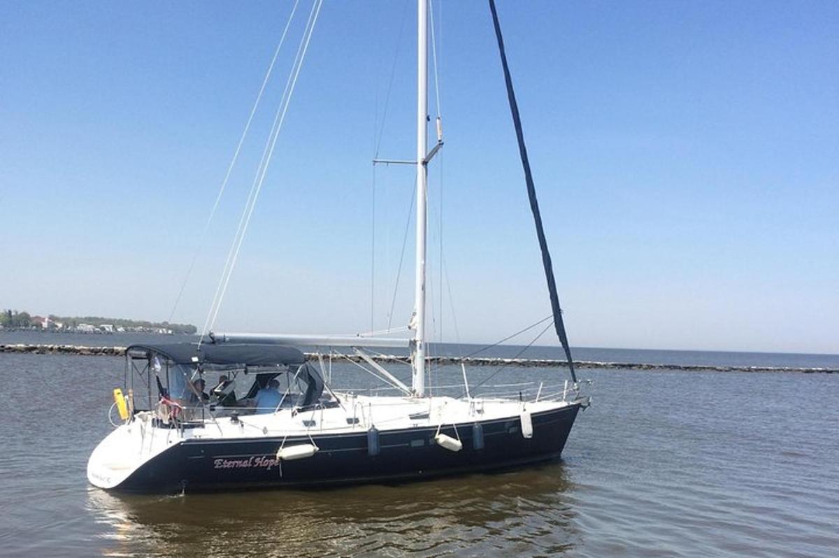una barca a vela in acqua sull'acqua