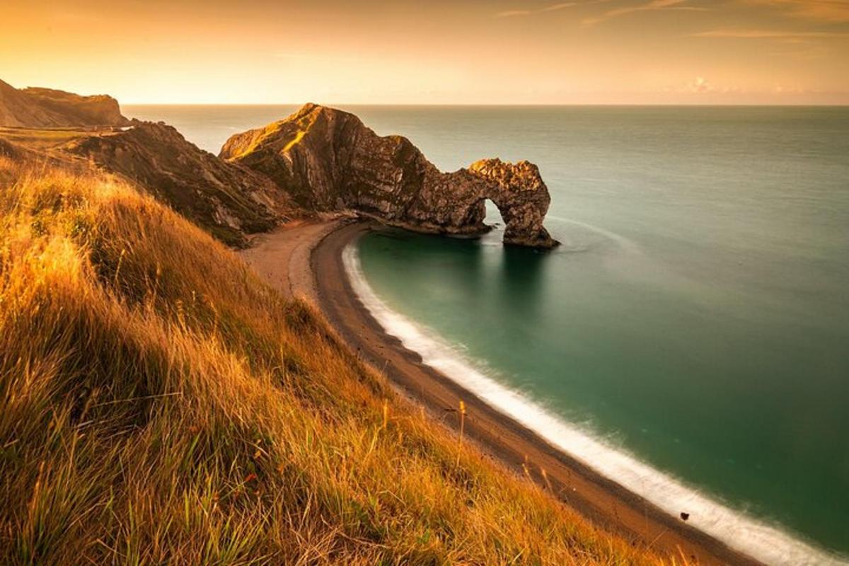 pantai dengan batu besar di dalam air