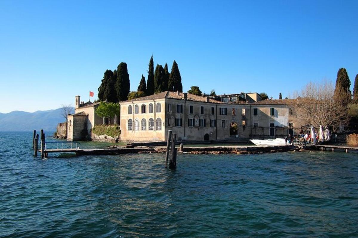 un grande edificio sull'acqua accanto a un molo