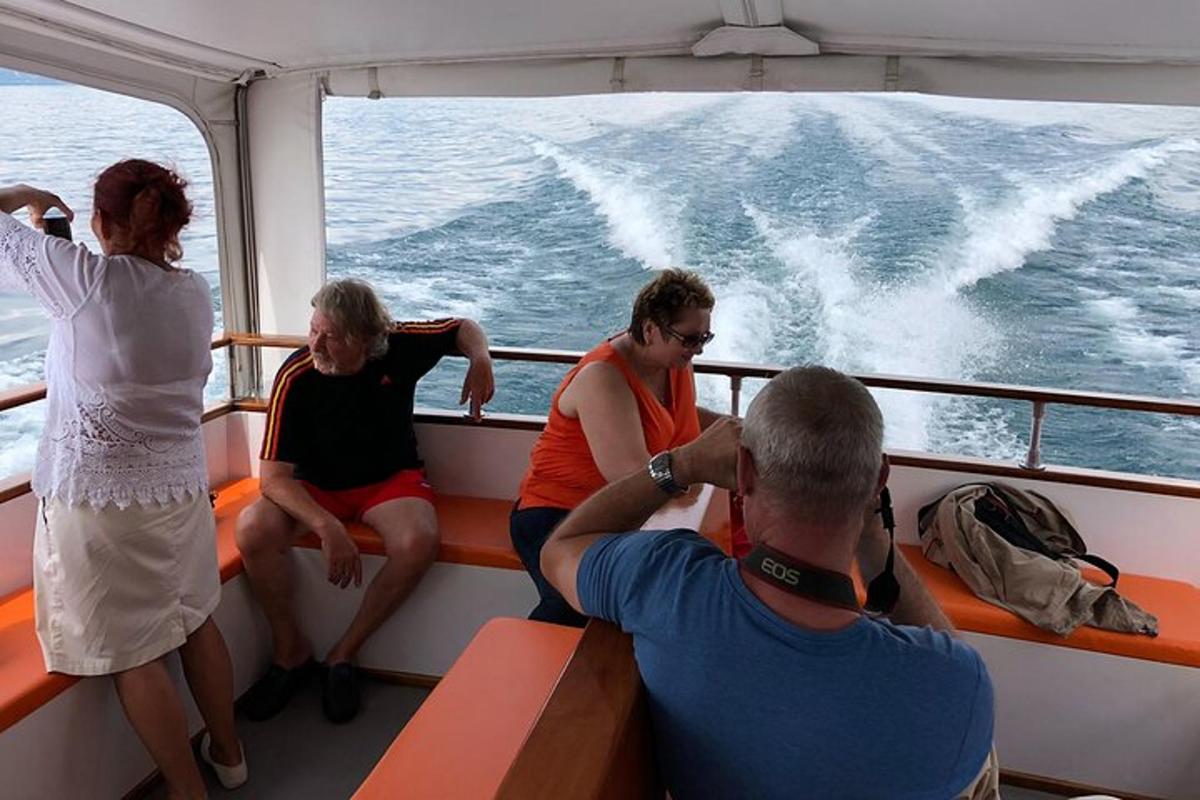 un gruppo di persone sedute su una barca