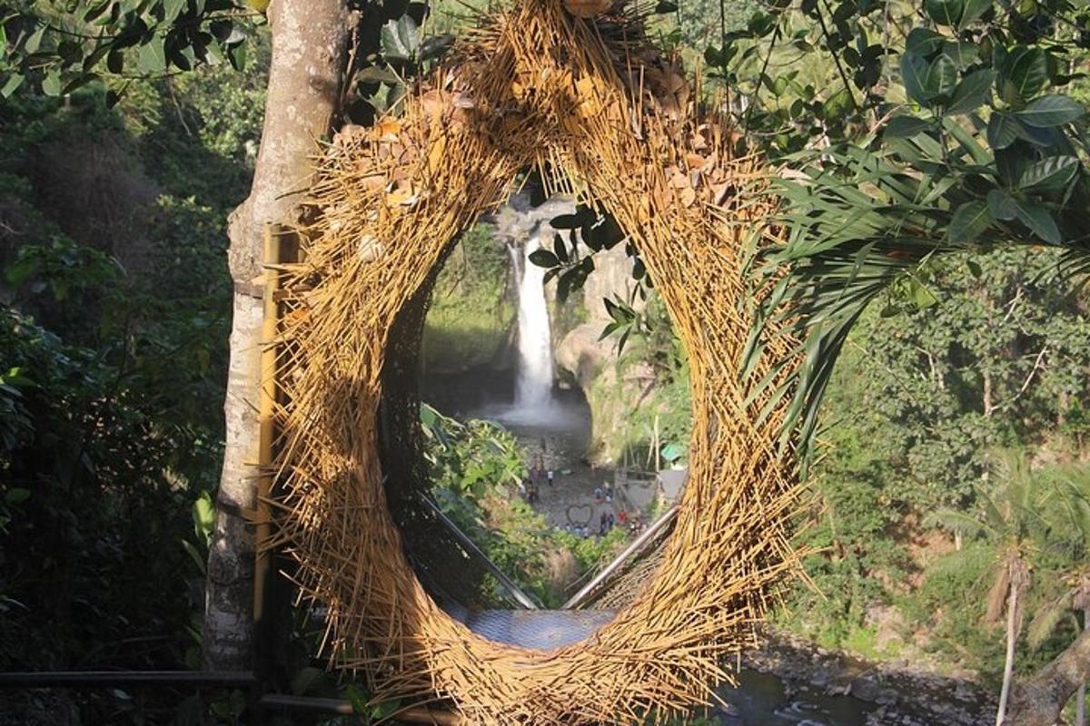 Una corona de paja cuelga sobre una cascada
