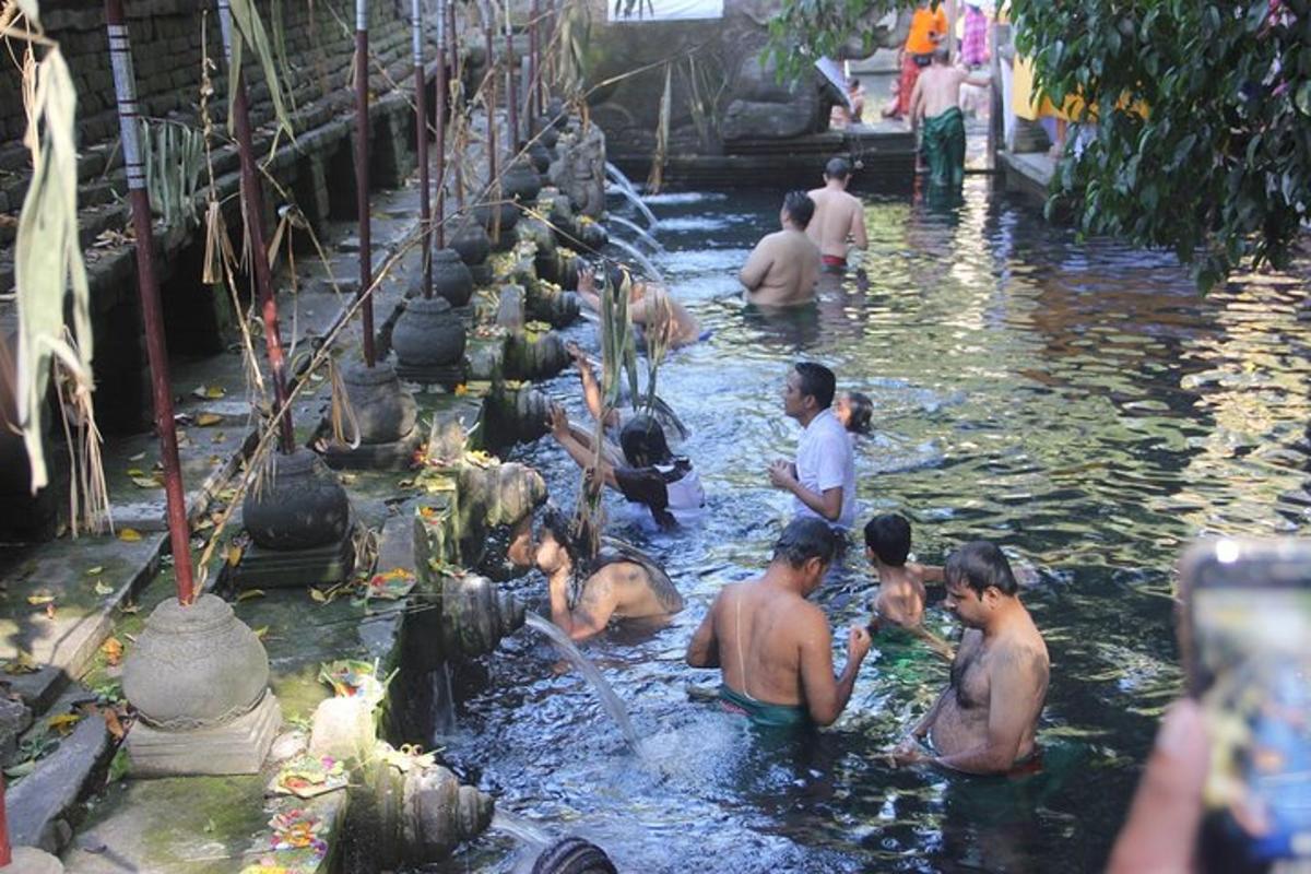 un grupo de personas bañándose en el agua