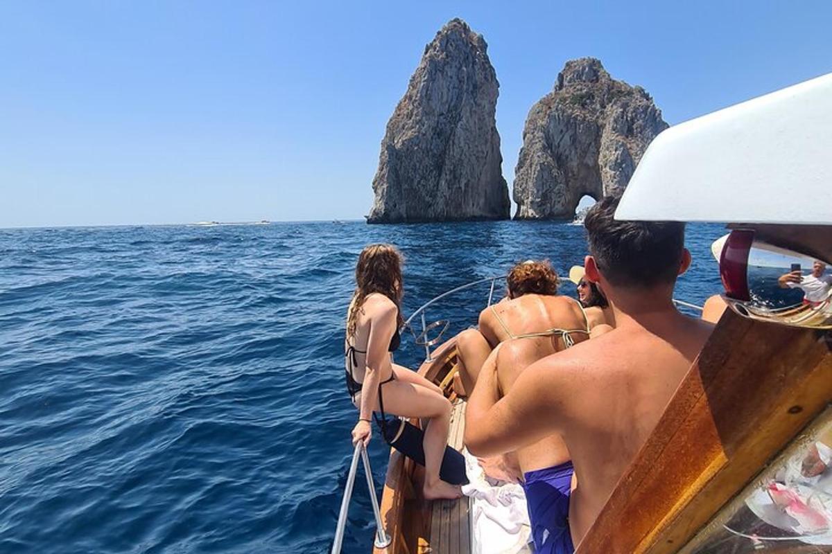 un gruppo di persone su una barca nell'oceano