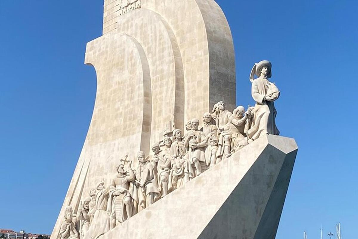 기념비 위에 있는 사람들의 집단의 동상