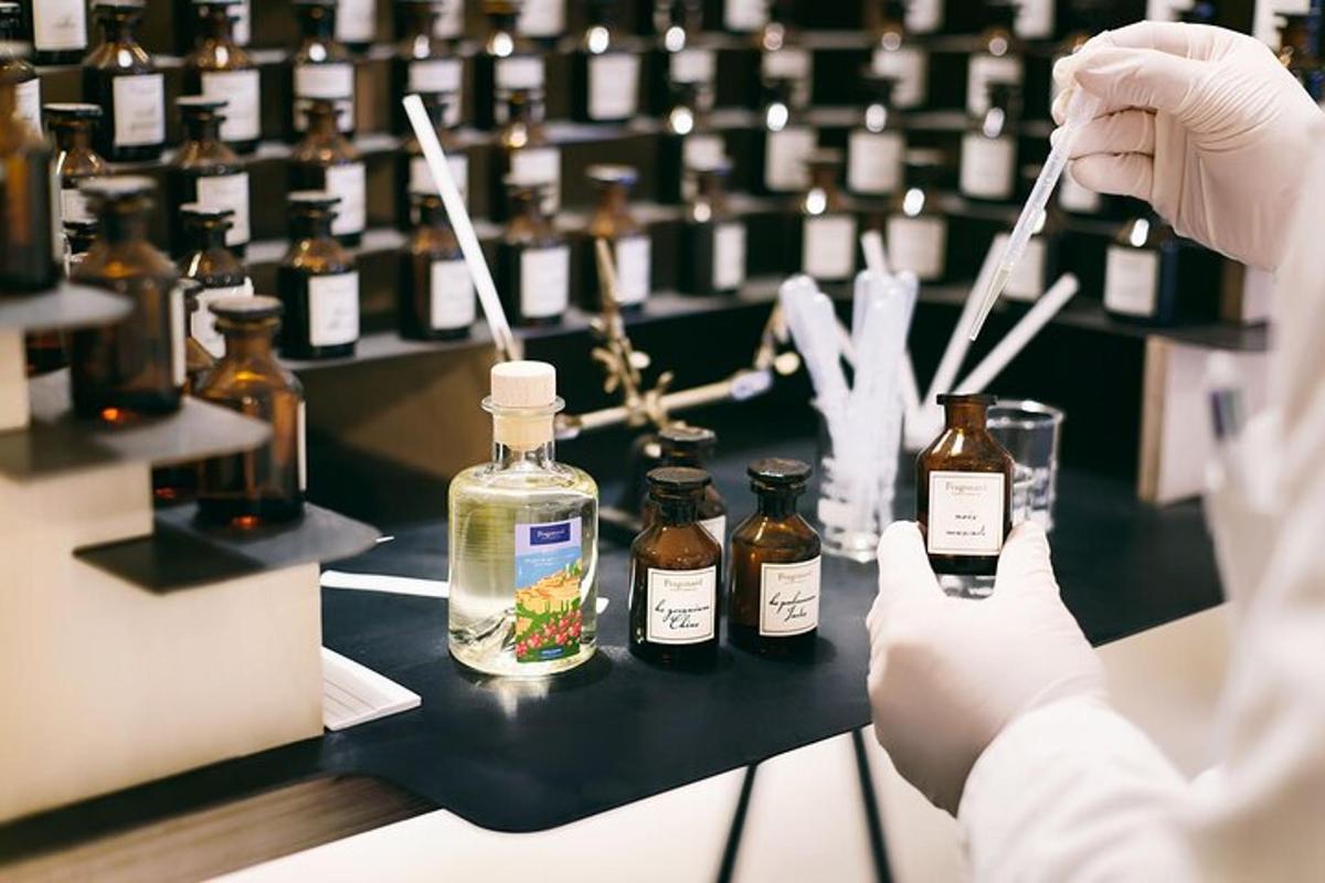 una persona en un laboratorio con botellas sobre una mesa
