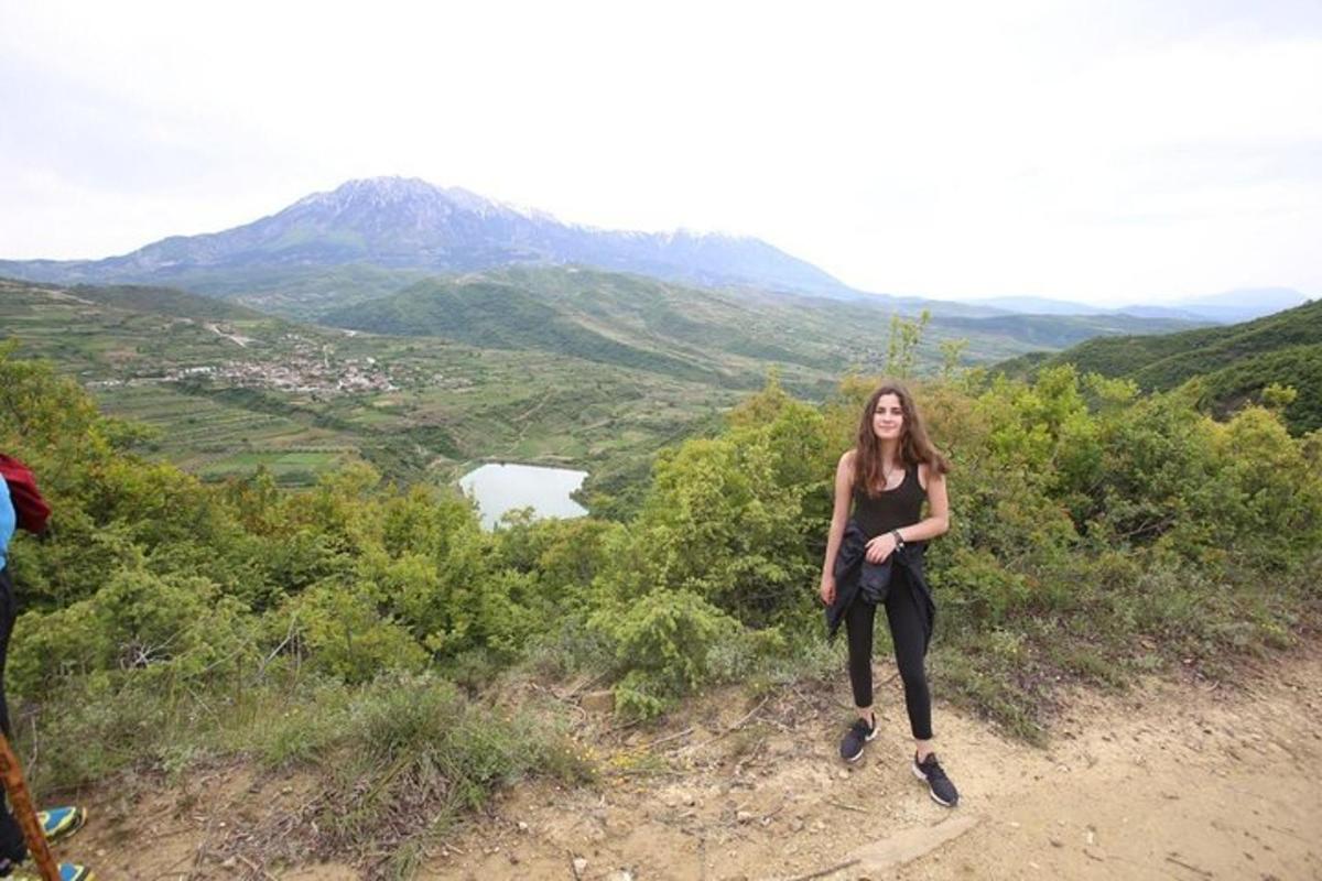 жена која стоји на врху брда