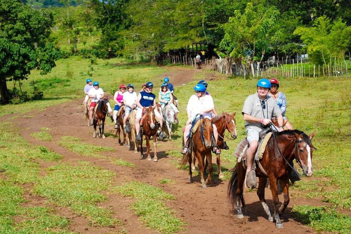 um grupo de pessoas andando a cavalo por uma estrada de terra