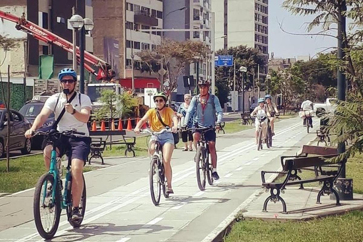 un grup de oameni care merg cu bicicleta pe o stradă