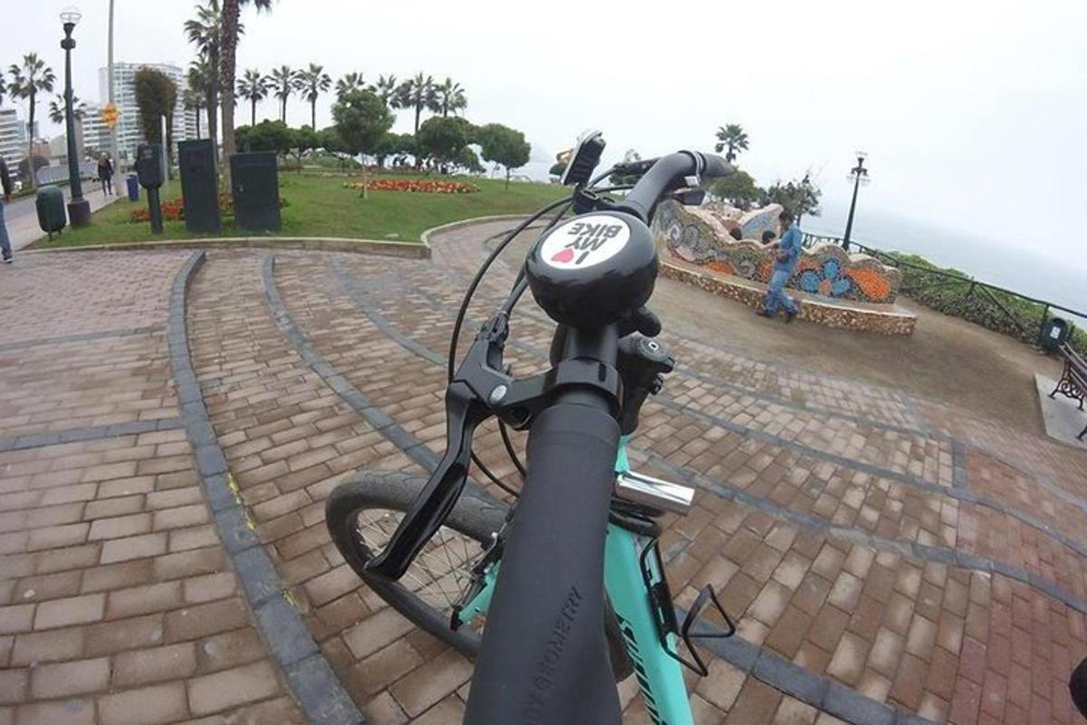 o bicicletă este parcată pe un drum de cărămidă