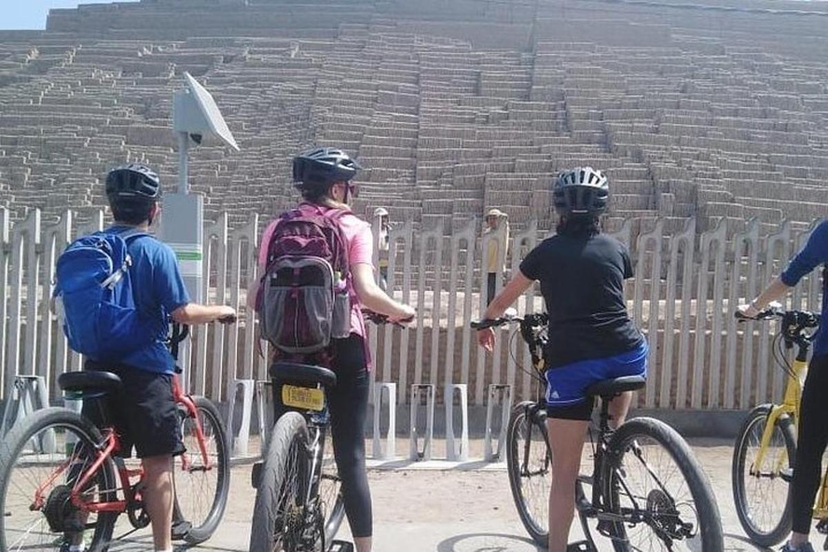 un grup de oameni care merg cu bicicleta în fața Aiseumului