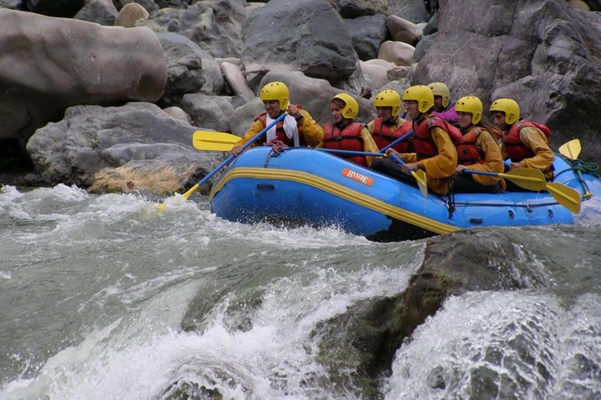sekumpulan orang dalam rakit di sungai