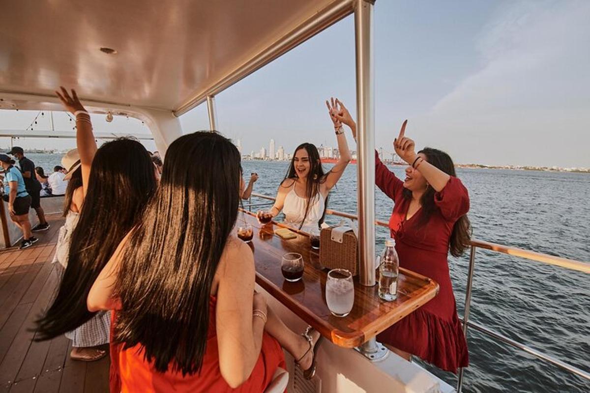 een groep mensen die aan een tafel op een boot zitten