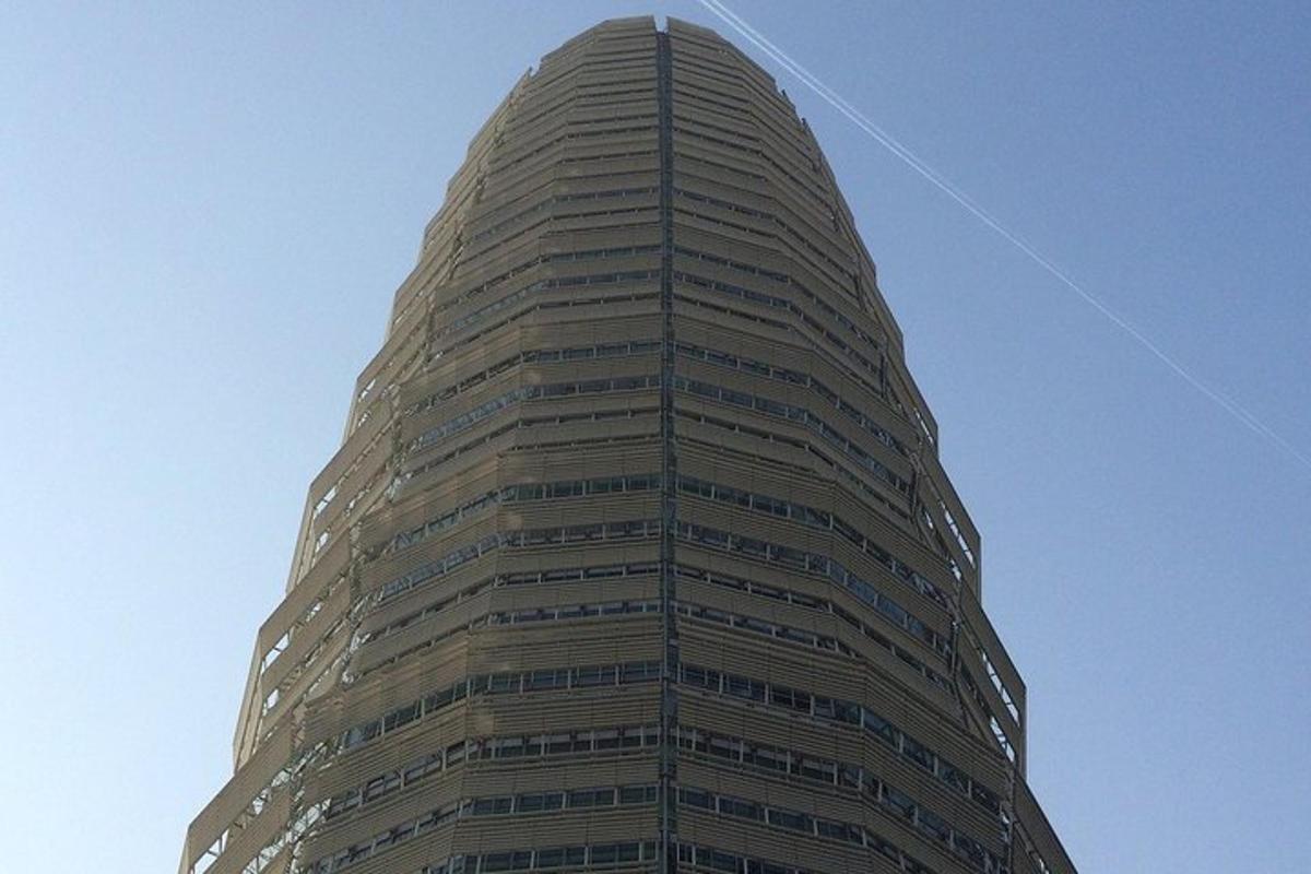 un edifici alt amb un estel al cel