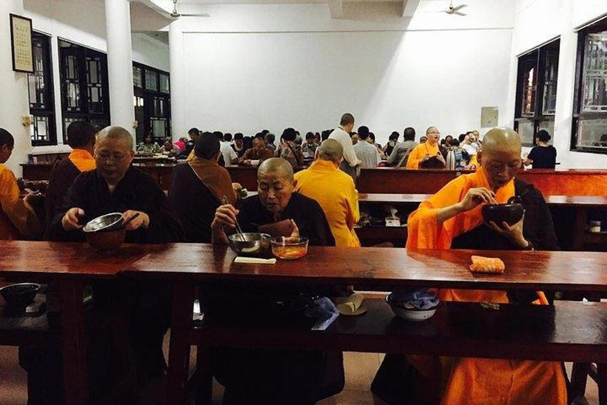一群僧侣坐在桌旁吃饭