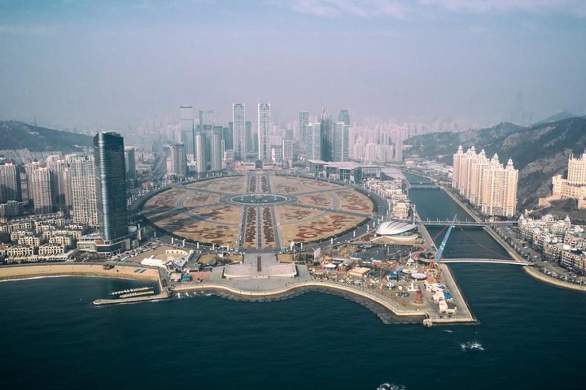 一座横跨水桥的城市的鸟瞰图