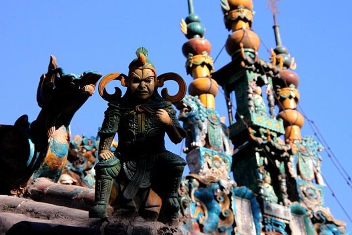 o statuie a unui bărbat deasupra unei clădiri
