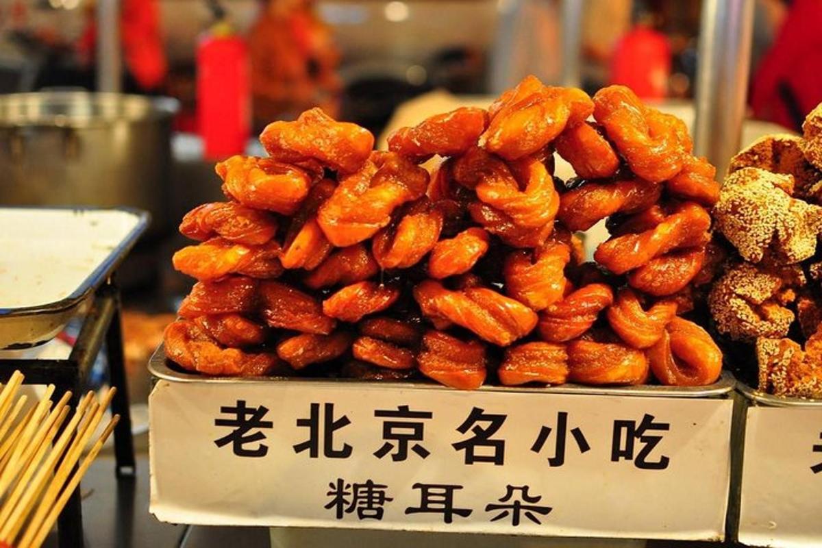 una pila di cibo posta sopra un cartello