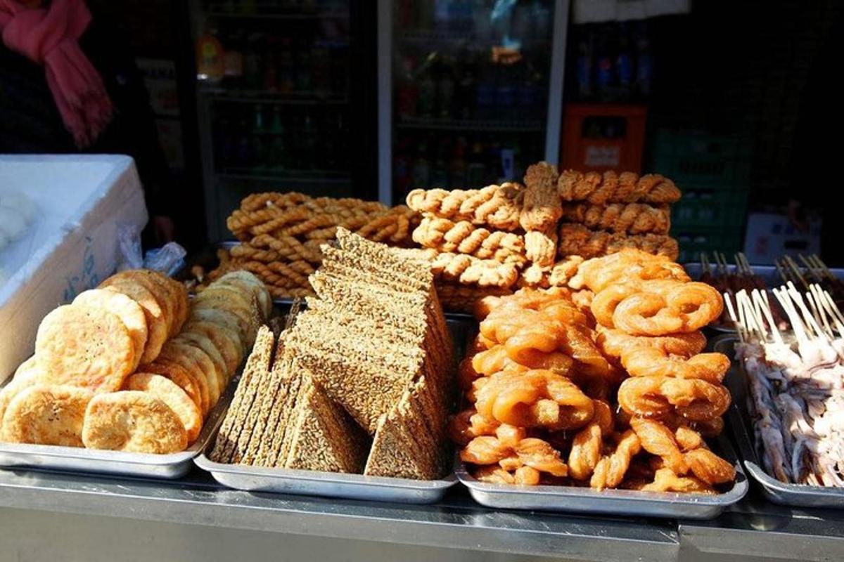 una mostra di diversi tipi di pane e dolci