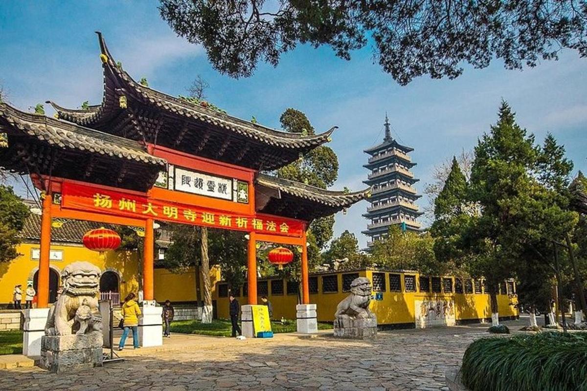 一座建筑物前有两尊雕像的寺庙