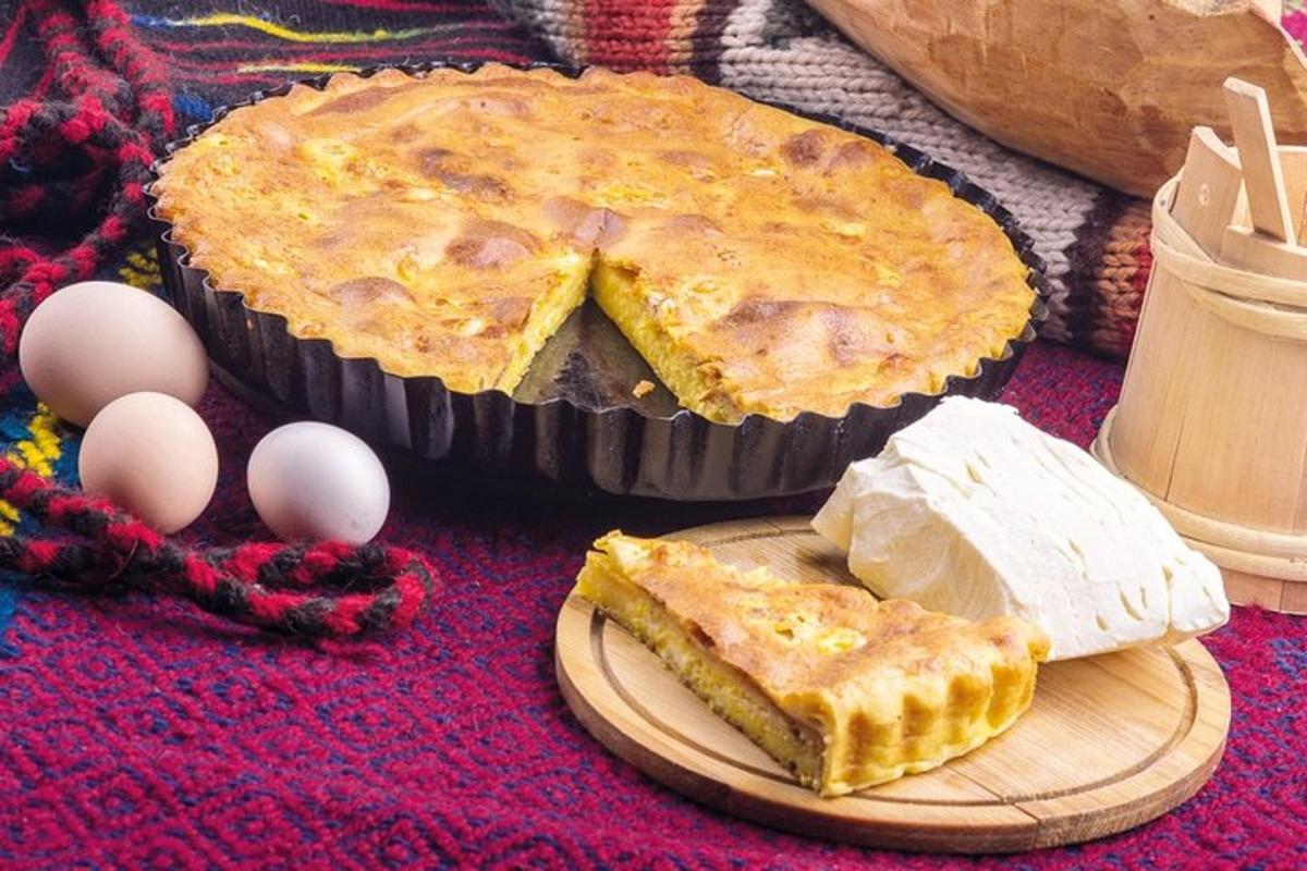 baka á trédiski með eggjum á borði