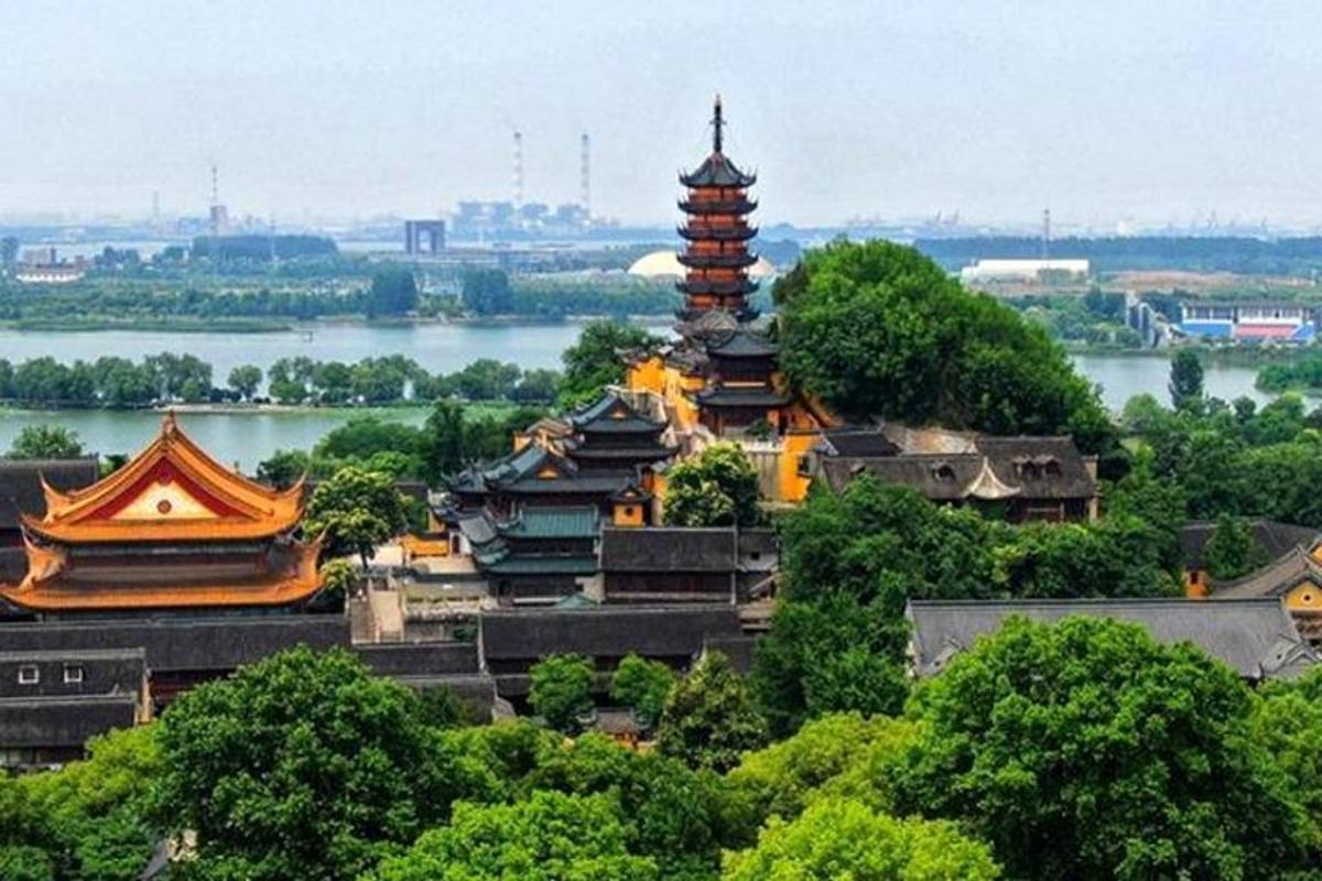 sekumpulan pagoda di atas bukit di sebelah sungai