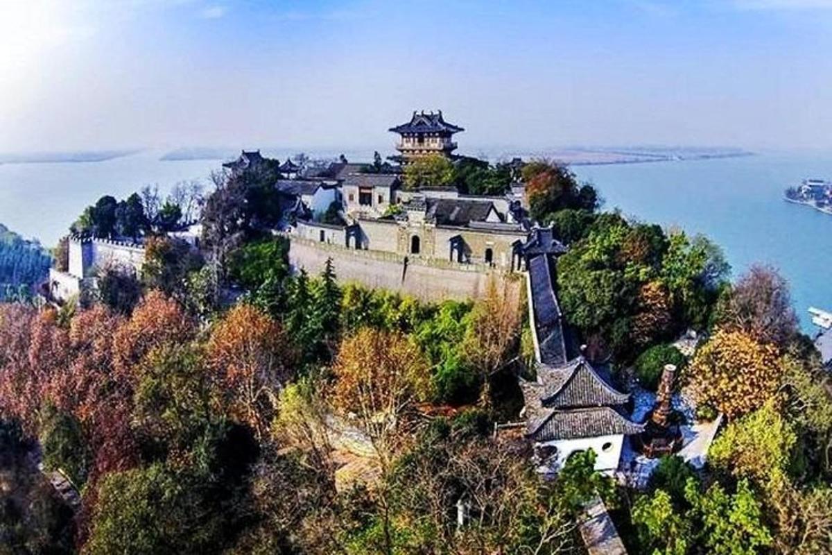 sebuah istana di atas bukit bersebelahan dengan air