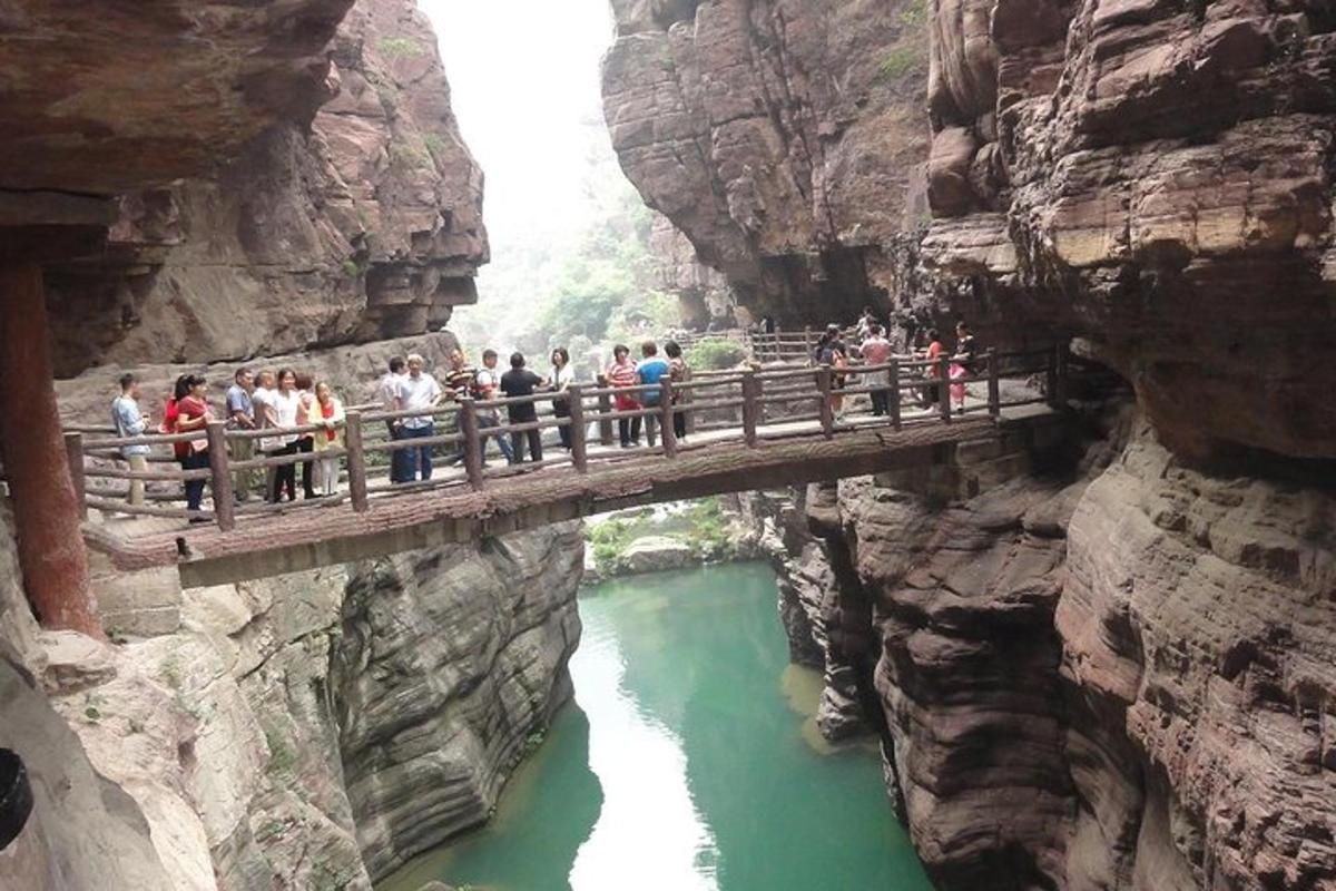 un gruppo di persone in piedi su un ponte sopra un fiume