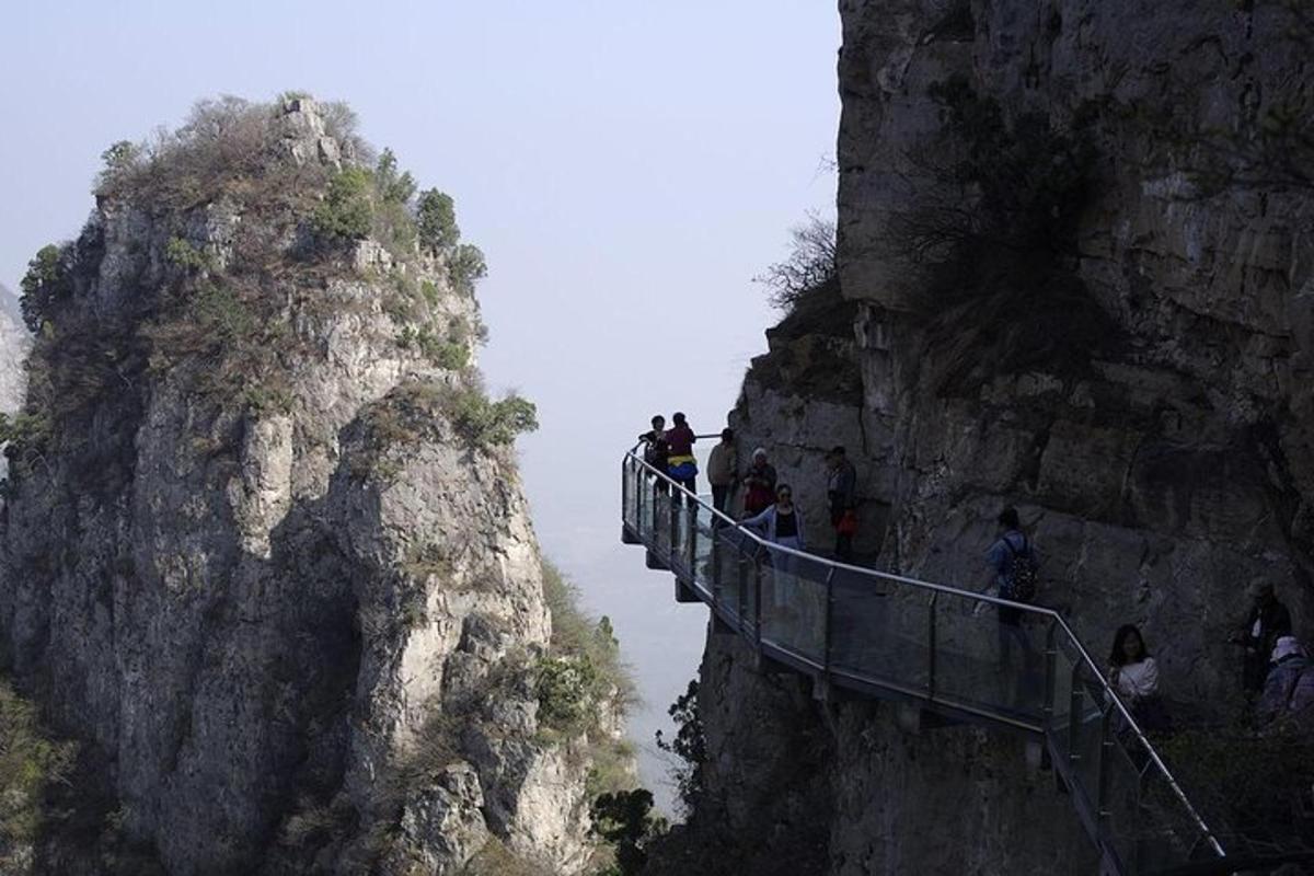 un gruppo di persone su un ponte su una montagna