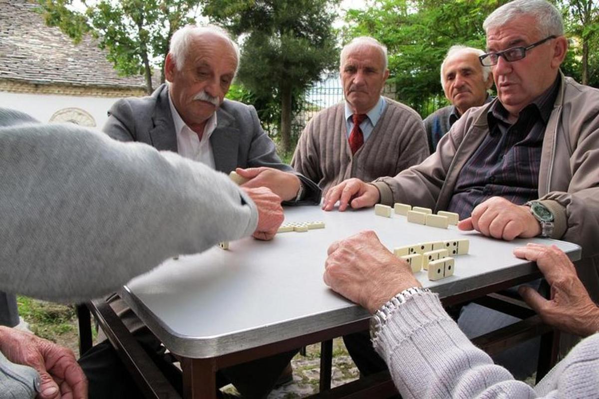 grupp mehi istub laua ümber ja mängib malet