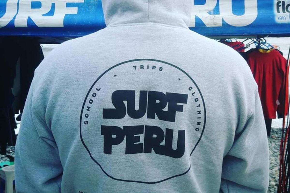 osoba v šedé košili s peruánským sluncem