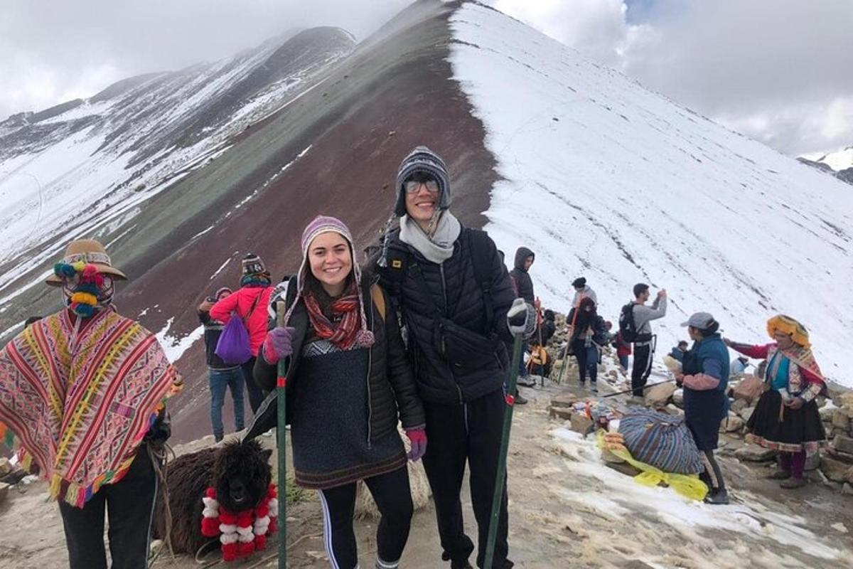 hópur fólks stendur á snæviþöktum fjalli