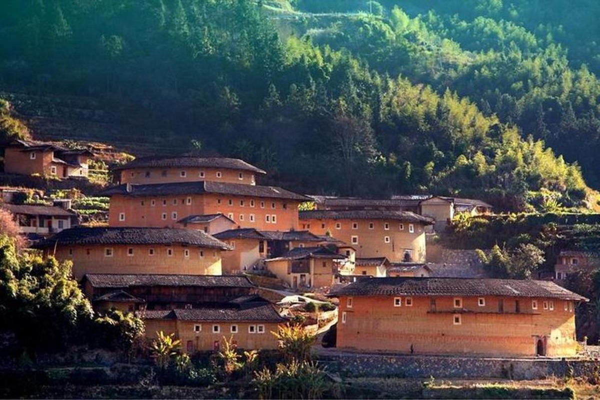 un gruppo di edifici su una collina con alberi