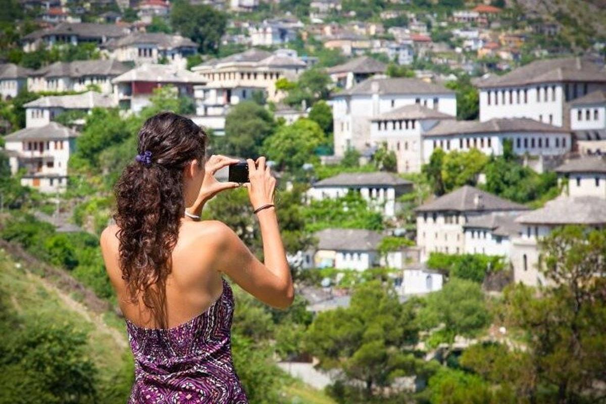 una donna che scatta una foto di una città