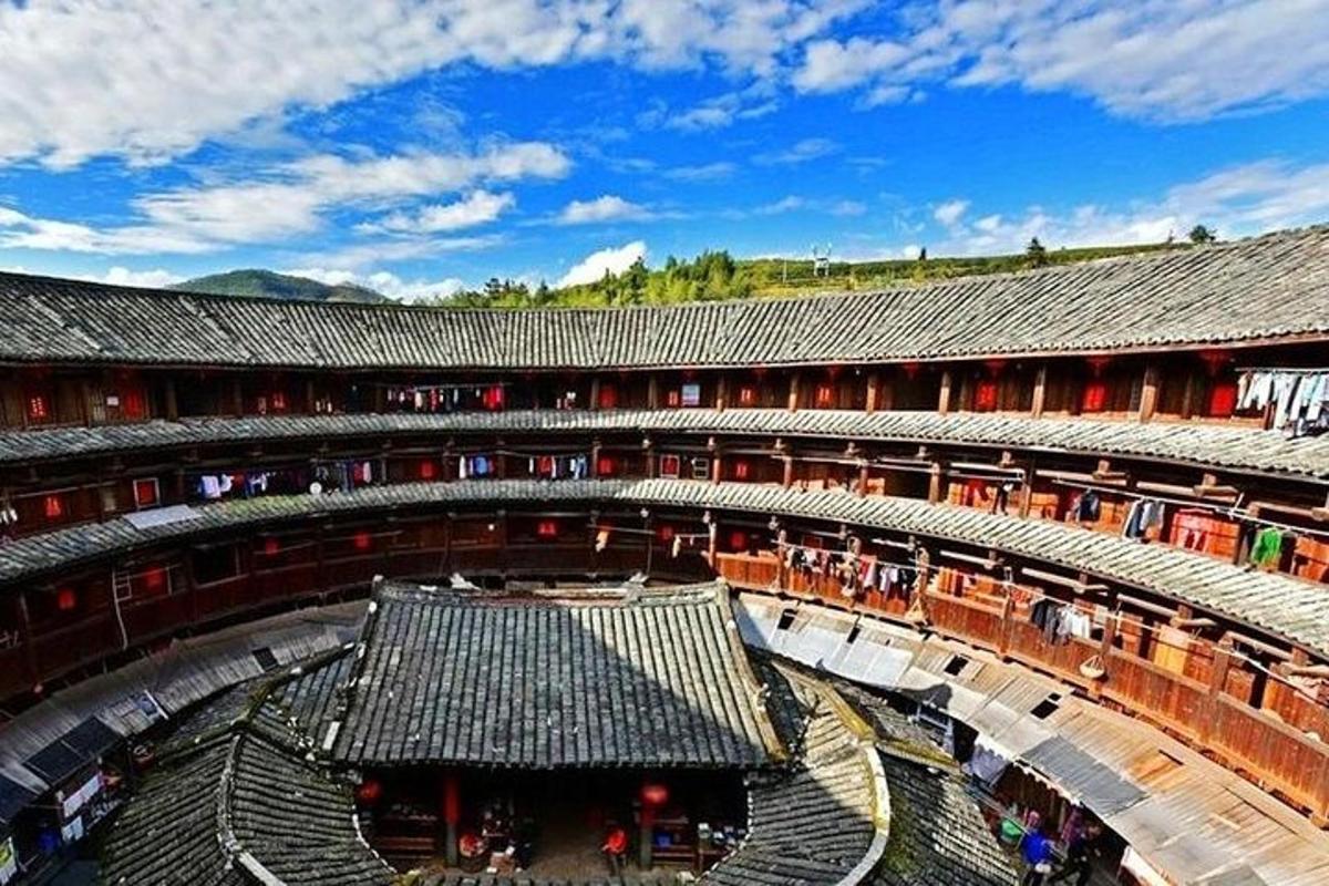 una vista interna di un grande edificio con scale