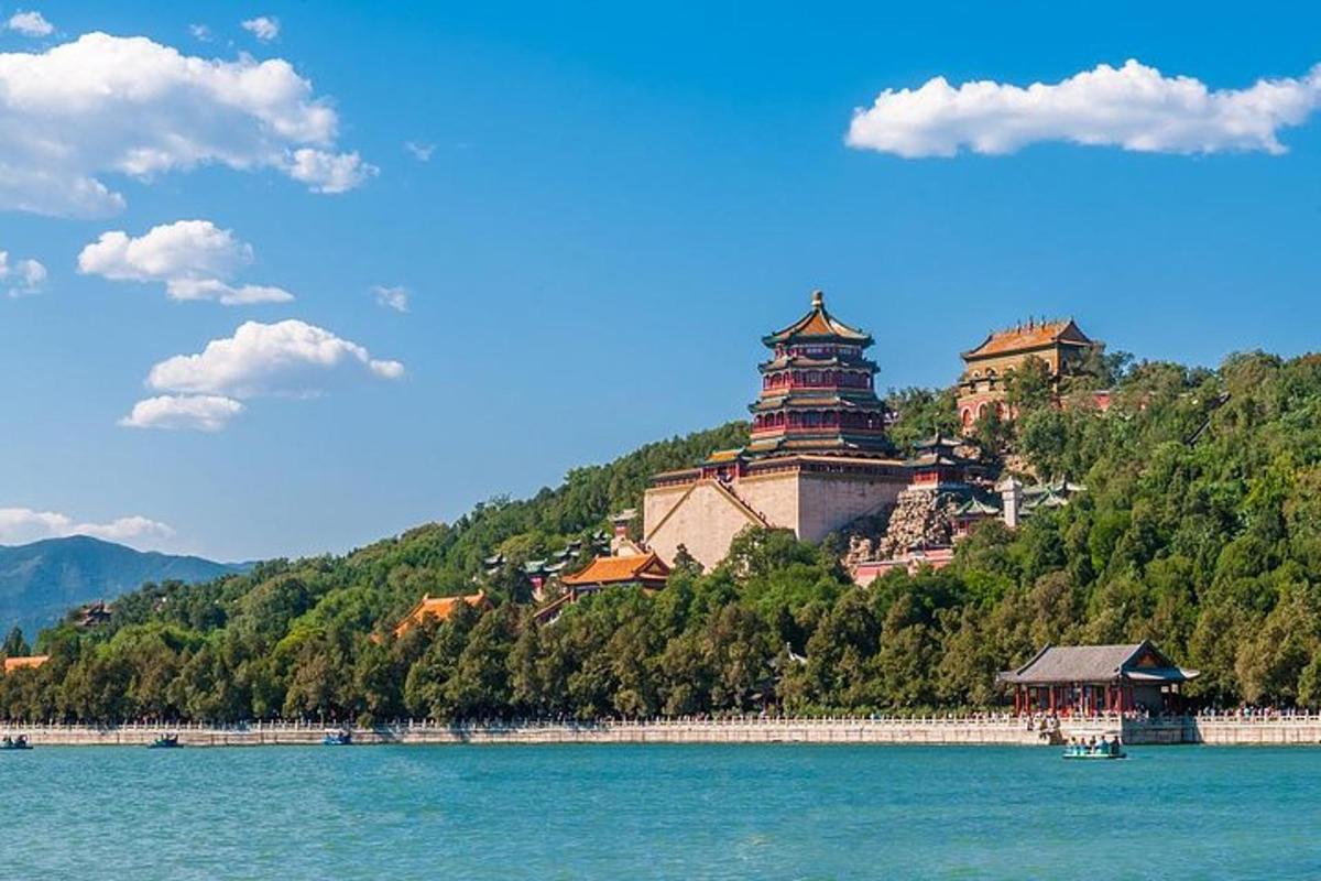 位于水边山顶的一座大楼