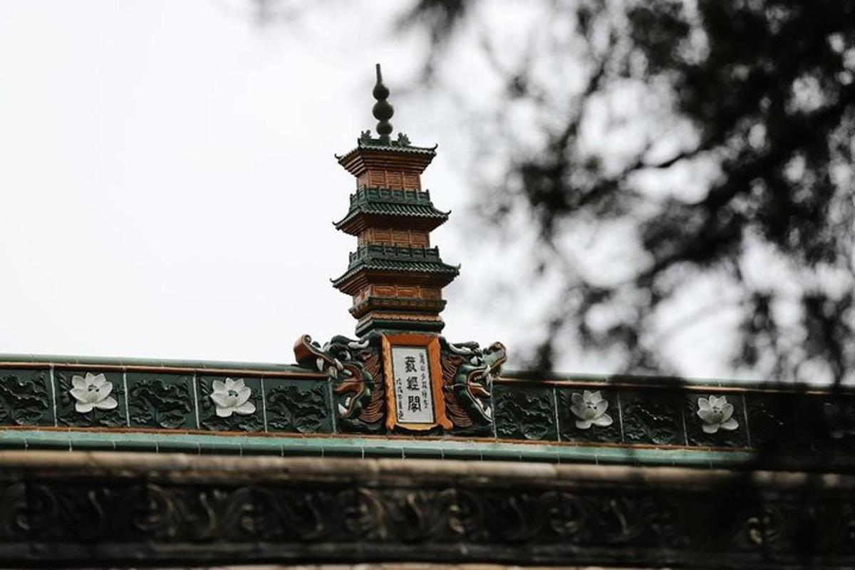 malá pagoda na vrcholu budovy