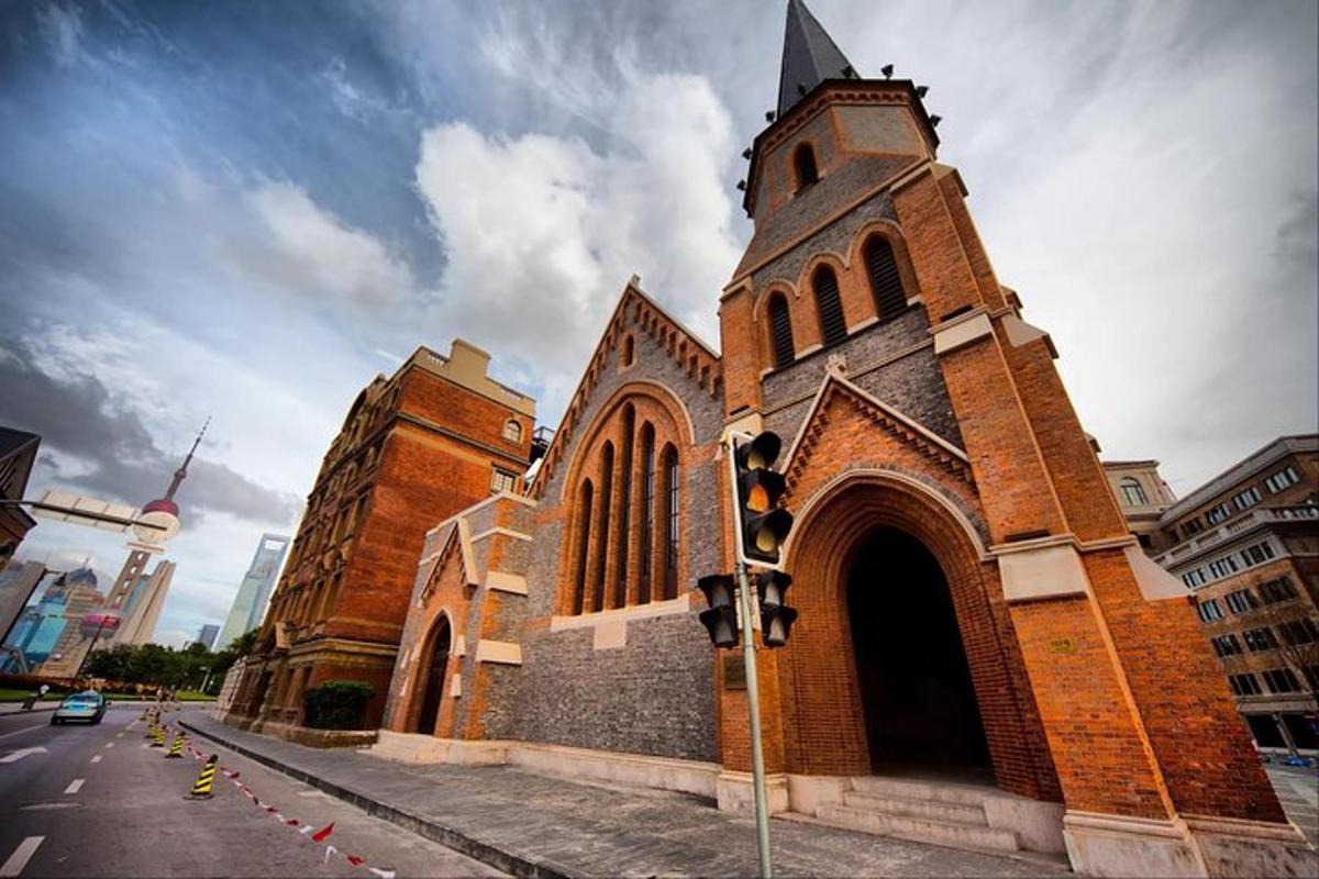 en kirke med trafikklys foran seg