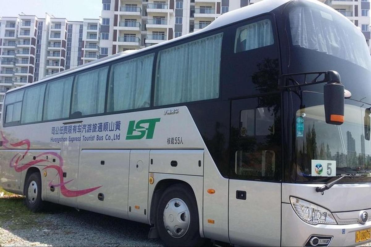 Un autobús de dos pisos estacionado en un estacionamiento