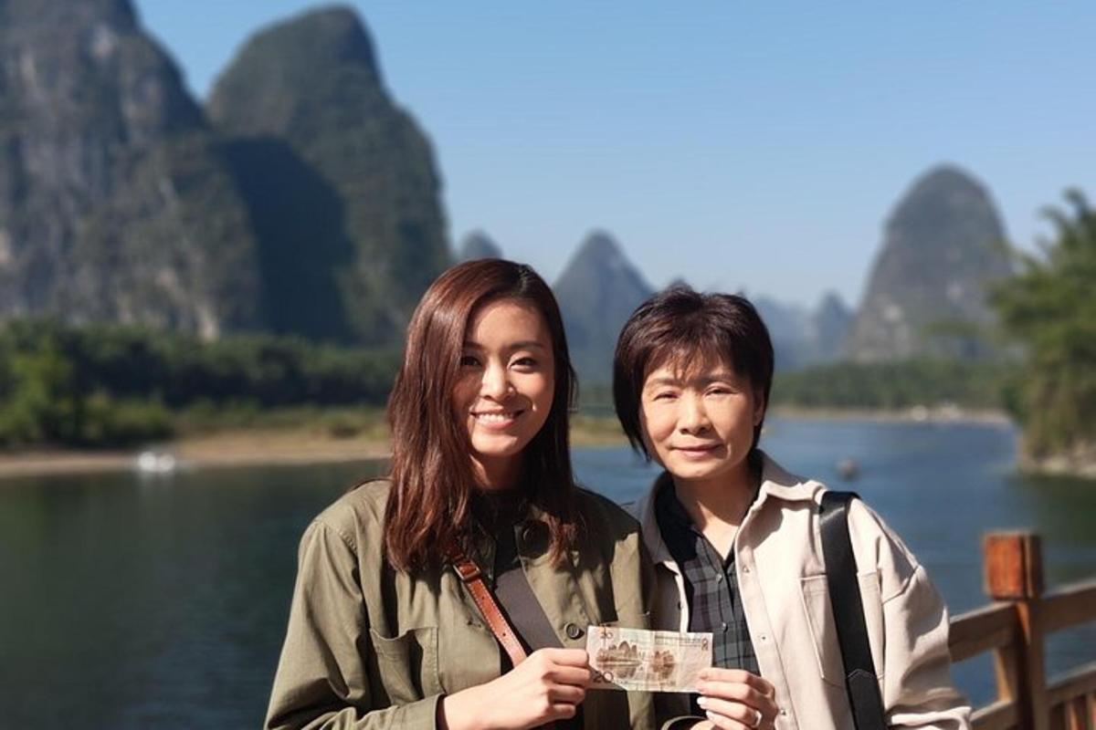 两名妇女站在一片水域前