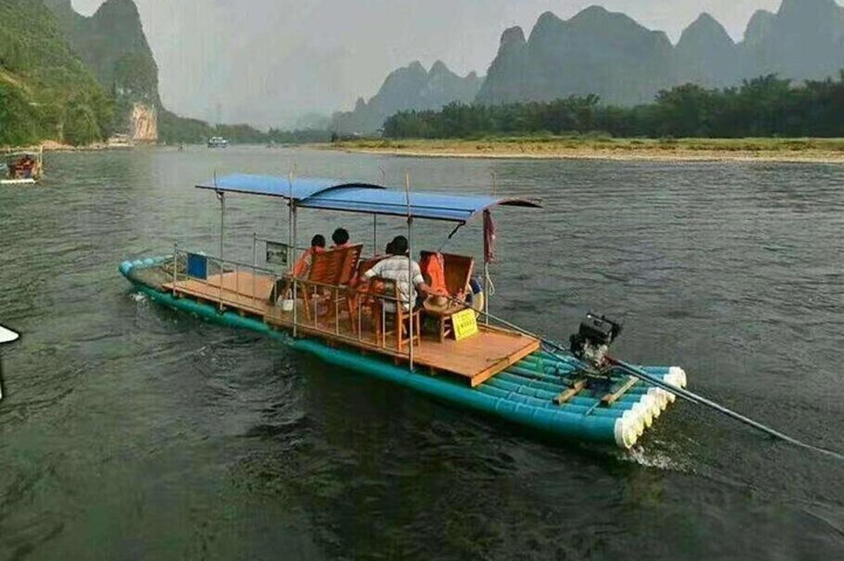 水中有一艘蓝色的船，上面有人