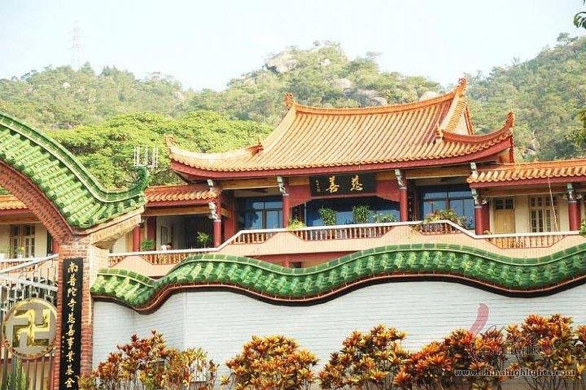 a building with a chinese roof on top of it