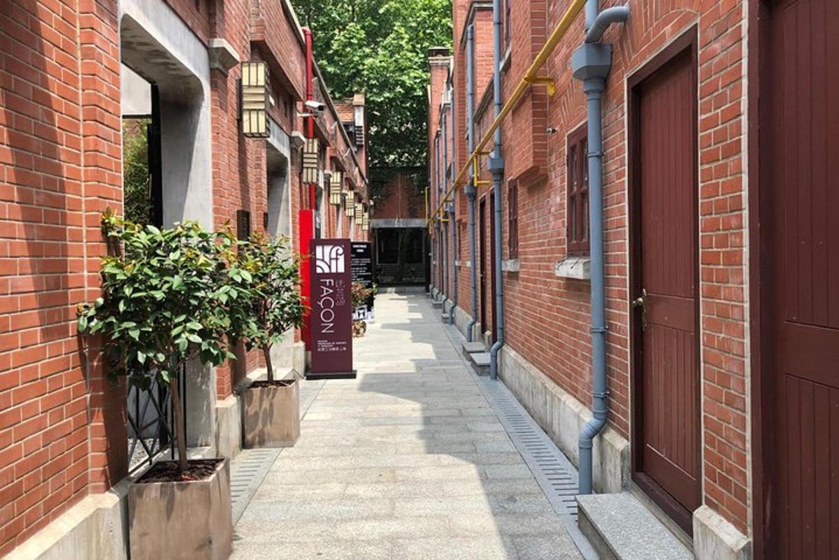 un vicolo con edifici in mattoni e un cartello su una porta