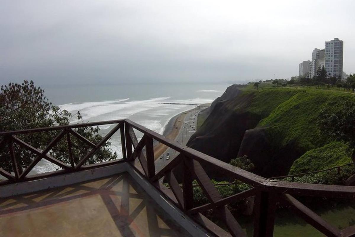 una vista dell'oceano da un ponte