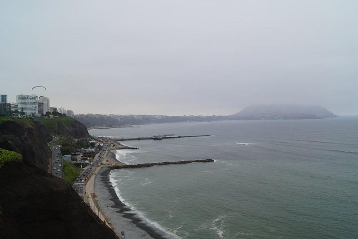 pemandangan lautan dari tebing