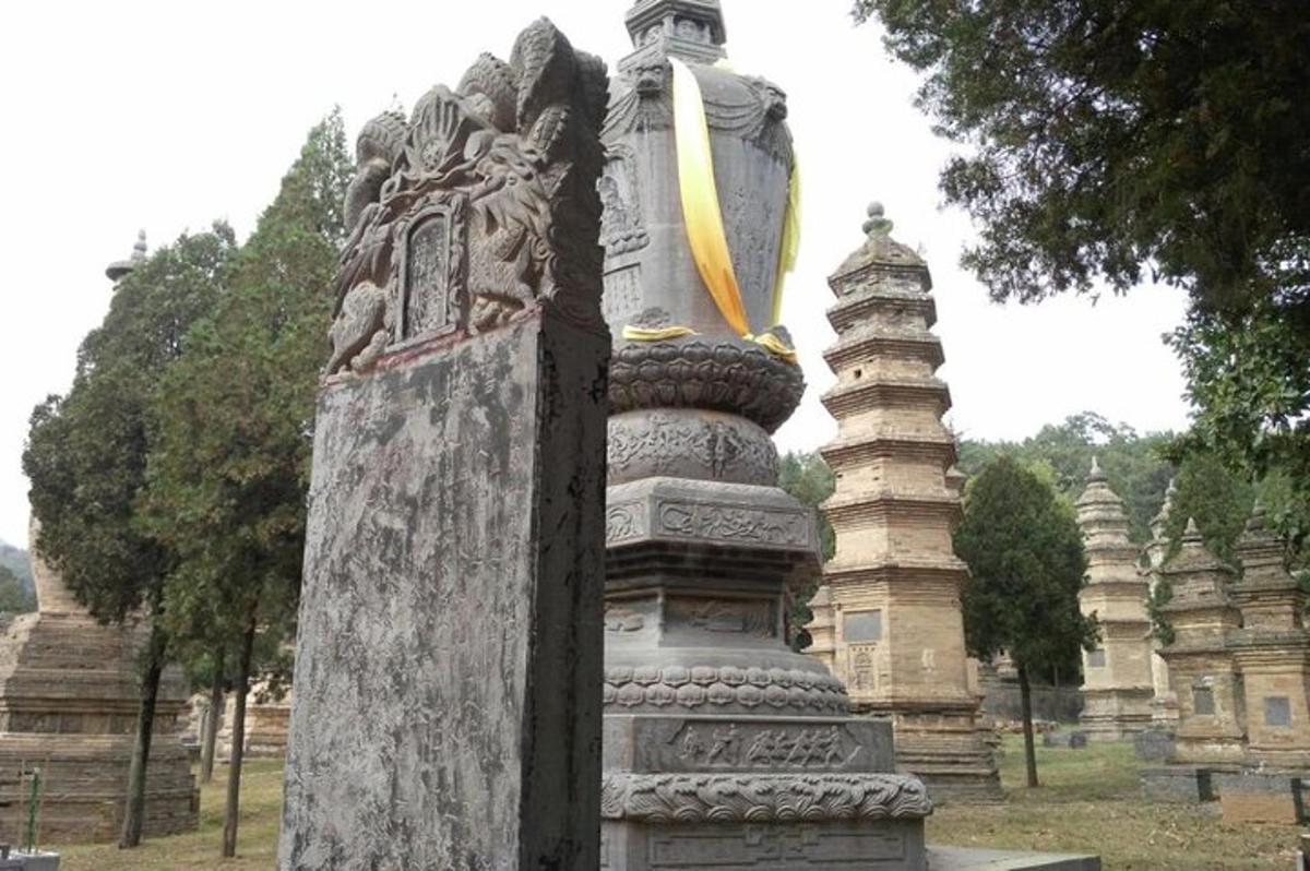 uma grande estátua em frente a um prédio
